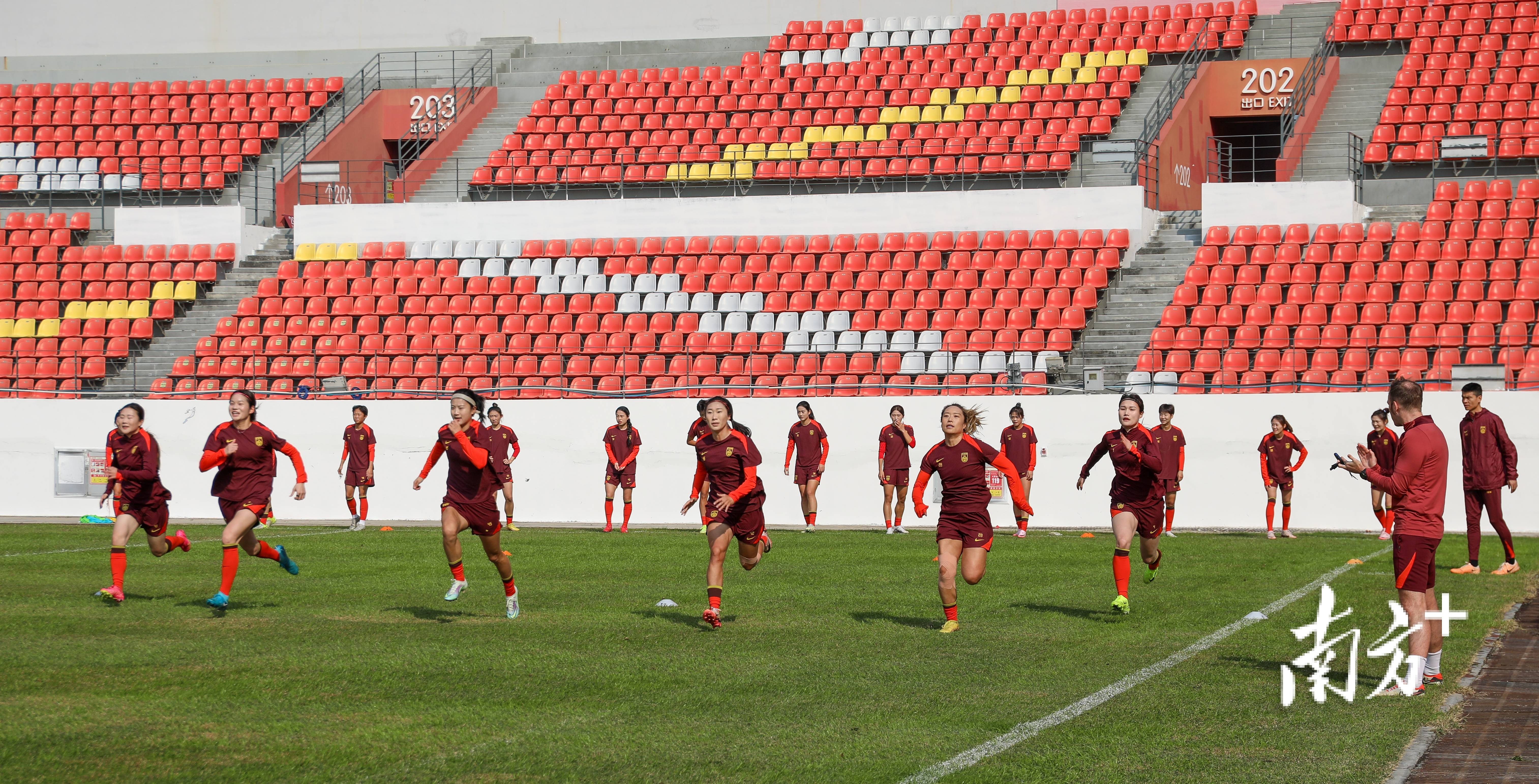 包含中国女足主力队员展现出色表现,备战热火朝天的词条 包含中国女足主力队员展现出色表现,备战热火朝天的词条