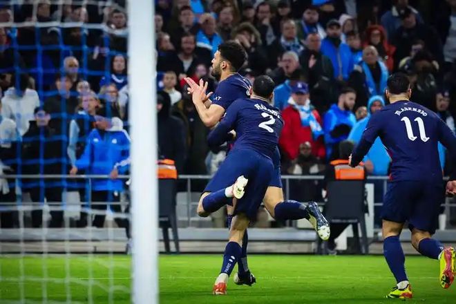 关于巴黎圣日耳曼大胜，雄霸小组榜首的信息