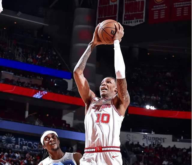 年轻球员崭露头角,帮助球队取得三分 年轻球员崭露头角,帮助球队取得三分