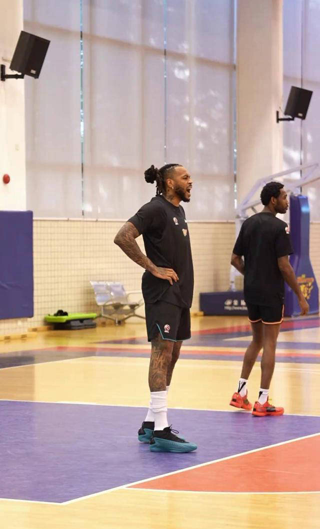 激烈博弈中,球员们斗志昂扬争夺胜利的简单介绍 激烈博弈中,球员们斗志昂扬争夺胜利的简单介绍