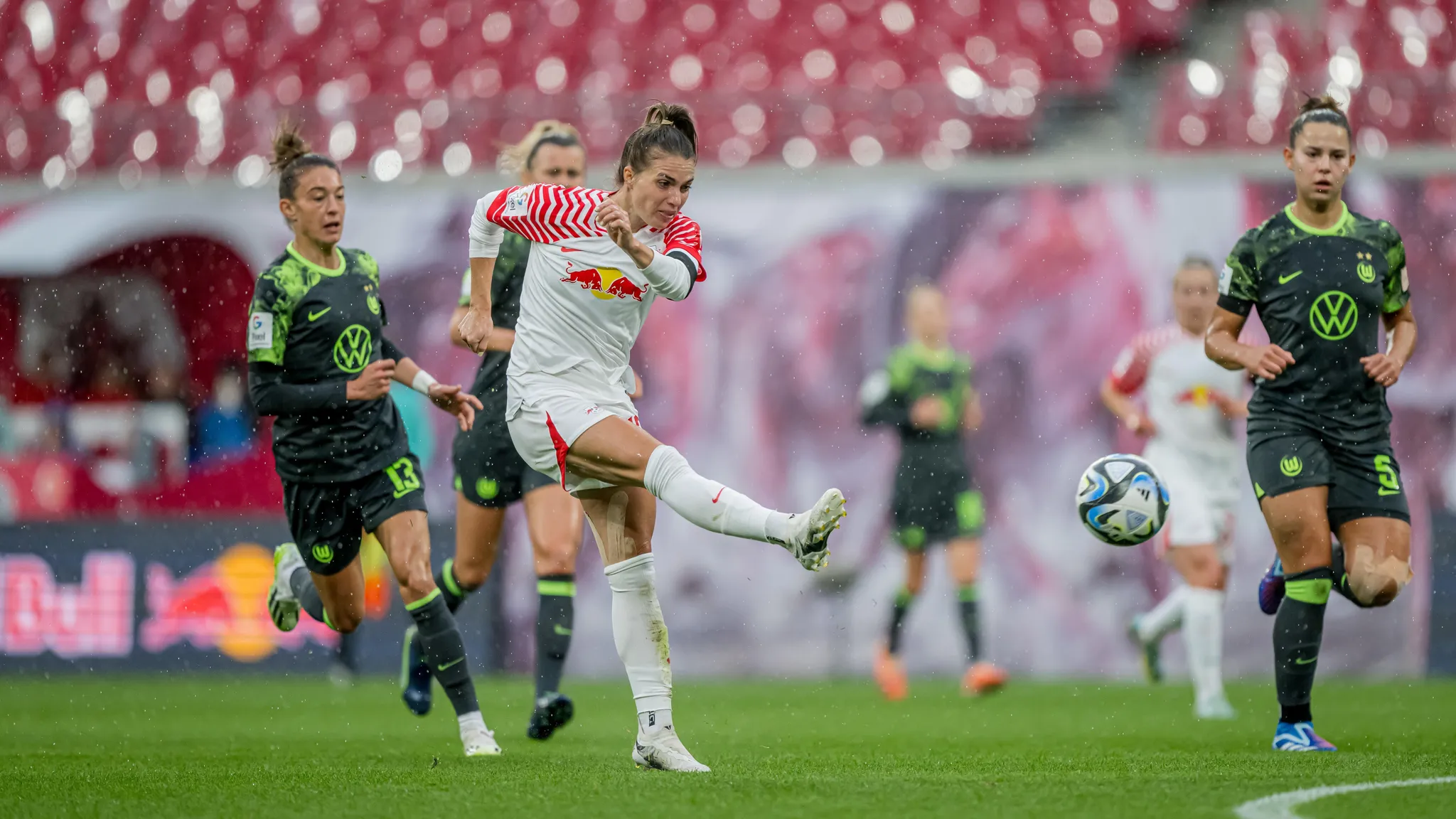 RB莱比锡展现强大实力,轻松赢下对手 RB莱比锡展现强大实力,轻松赢下对手