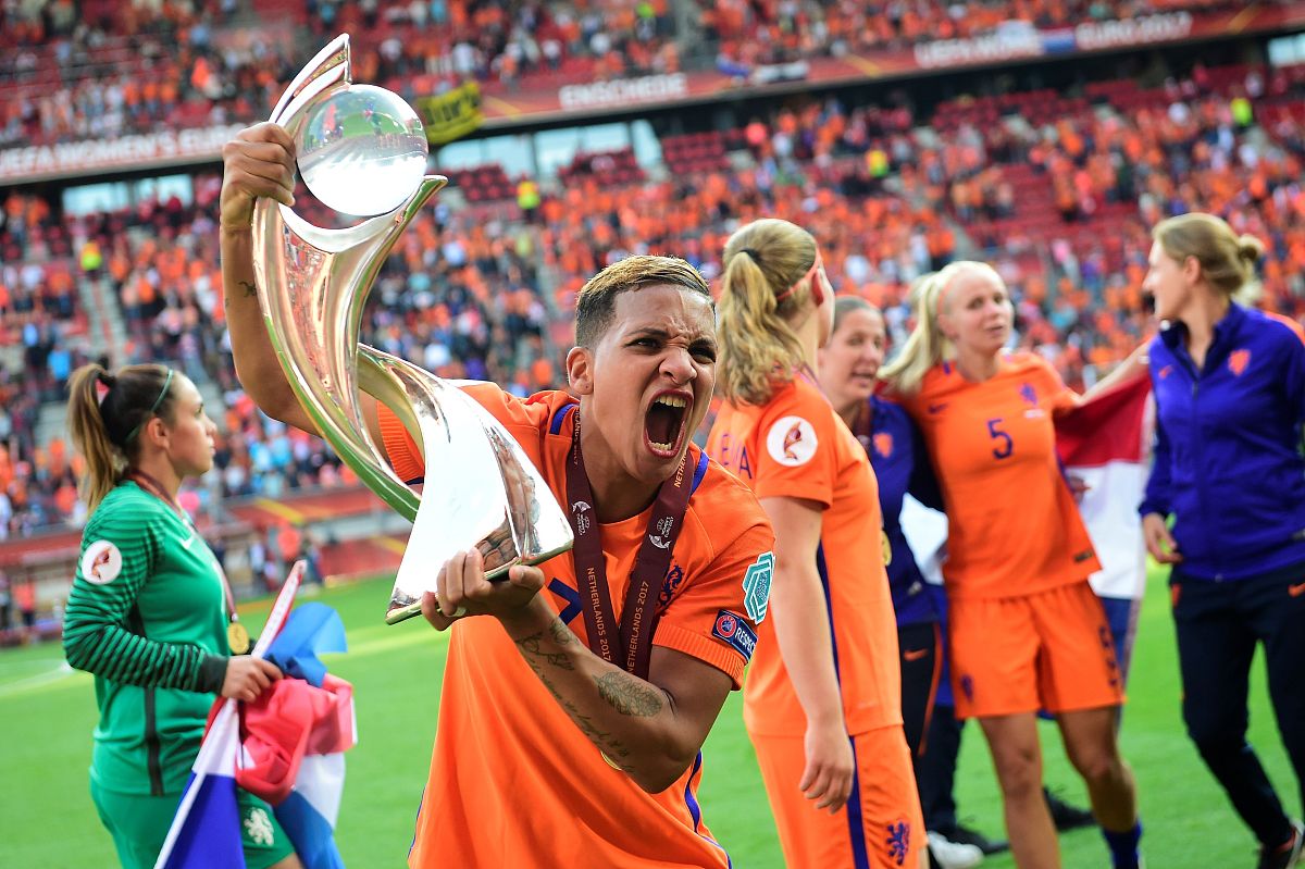 荷兰女足在比赛中连胜两场,成功晋级半决赛 荷兰女足在比赛中连胜两场,成功晋级半决赛