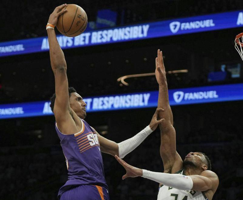 篮网稳守主场,防守大战战胜雄鹿稳居前列 篮网稳守主场,防守大战战胜雄鹿稳居前列