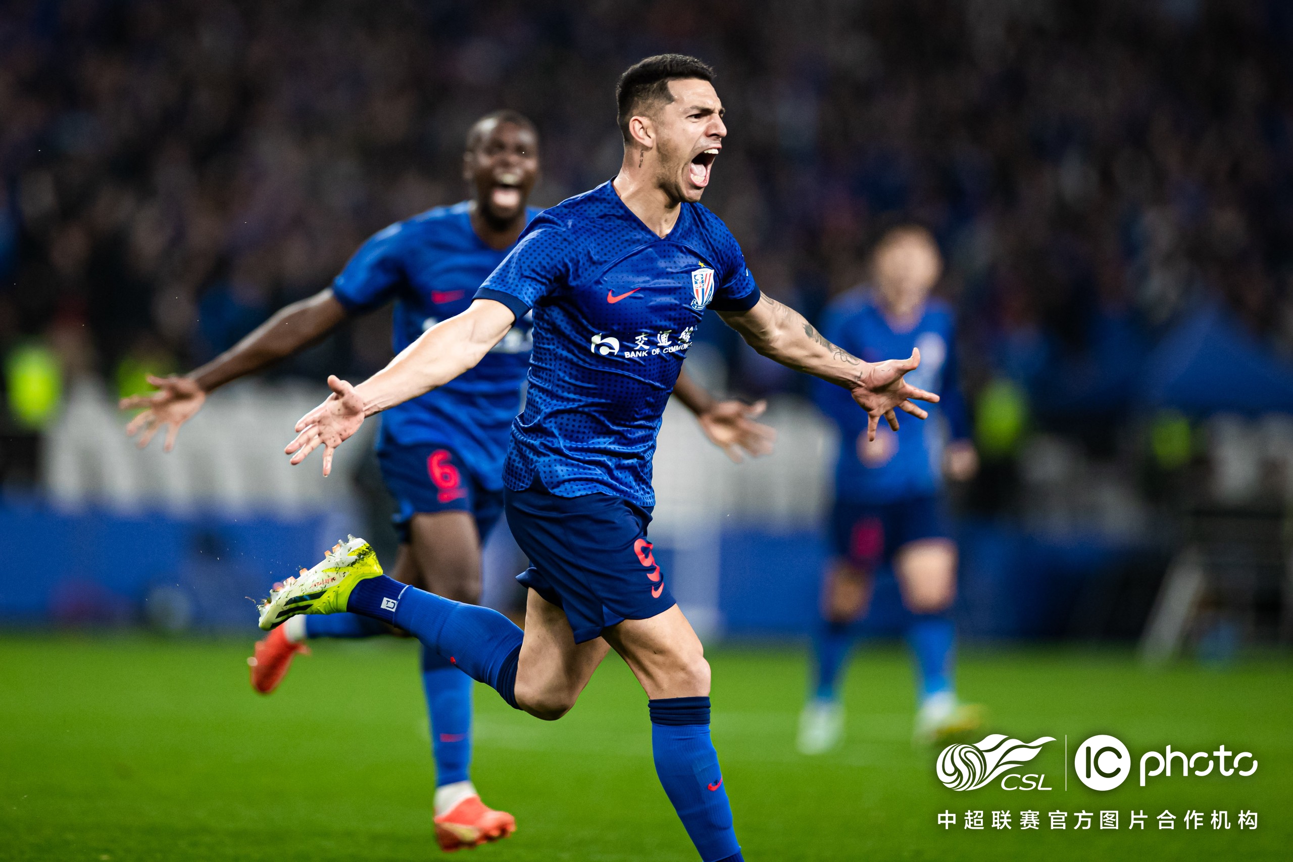 申花前锋连场破门,成为球队绝对核心! 申花前锋连场破门,成为球队绝对核心!