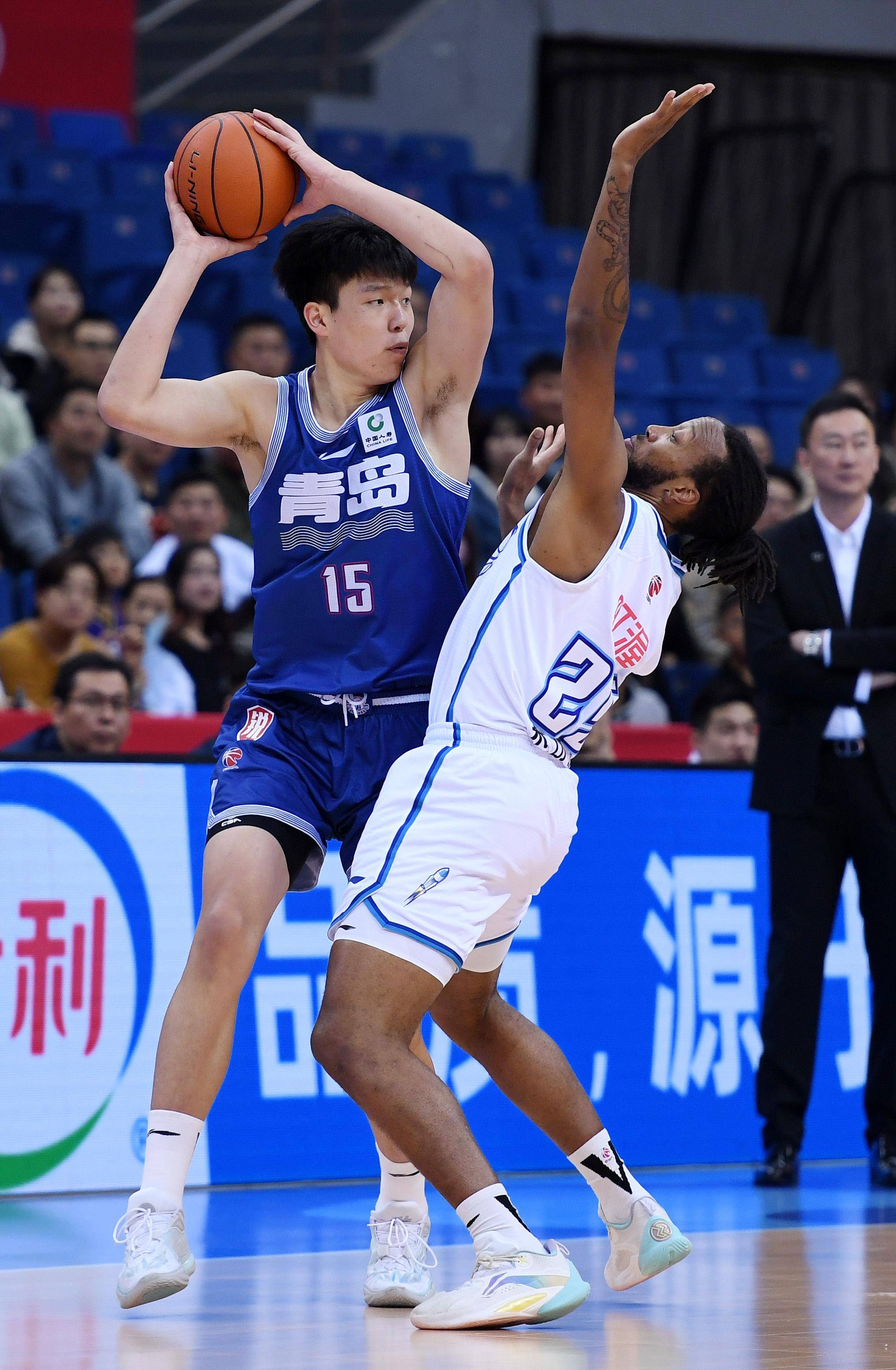 体育风云变幻无穷,球员奋力拼搏争夺奖杯 体育风云变幻无穷,球员奋力拼搏争夺奖杯