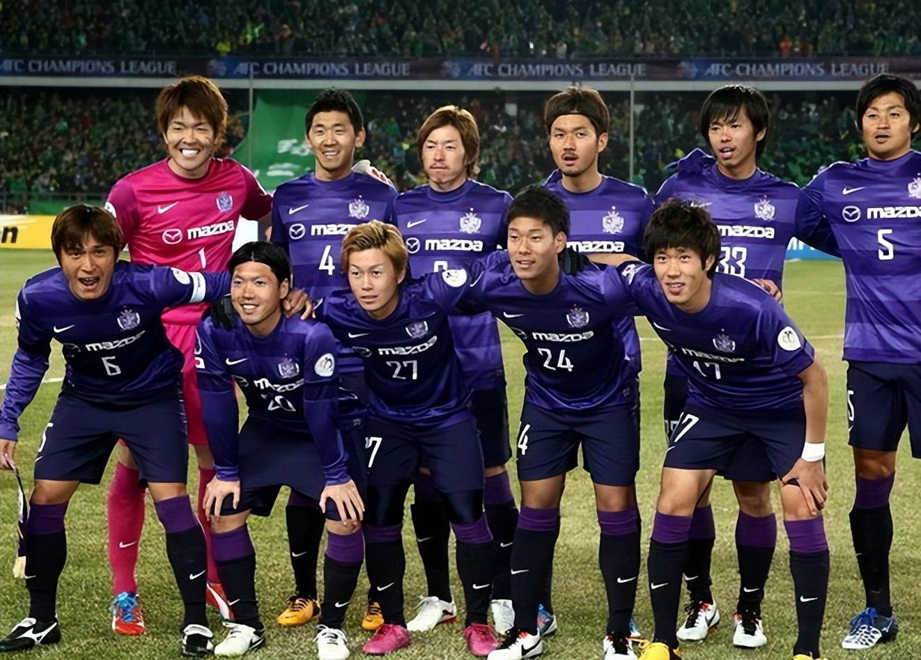 足球队三比零获胜，全队合作配合出色