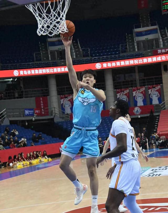 青岛男篮取得惊人胜利,令人瞩目 青岛男篮取得惊人胜利,令人瞩目