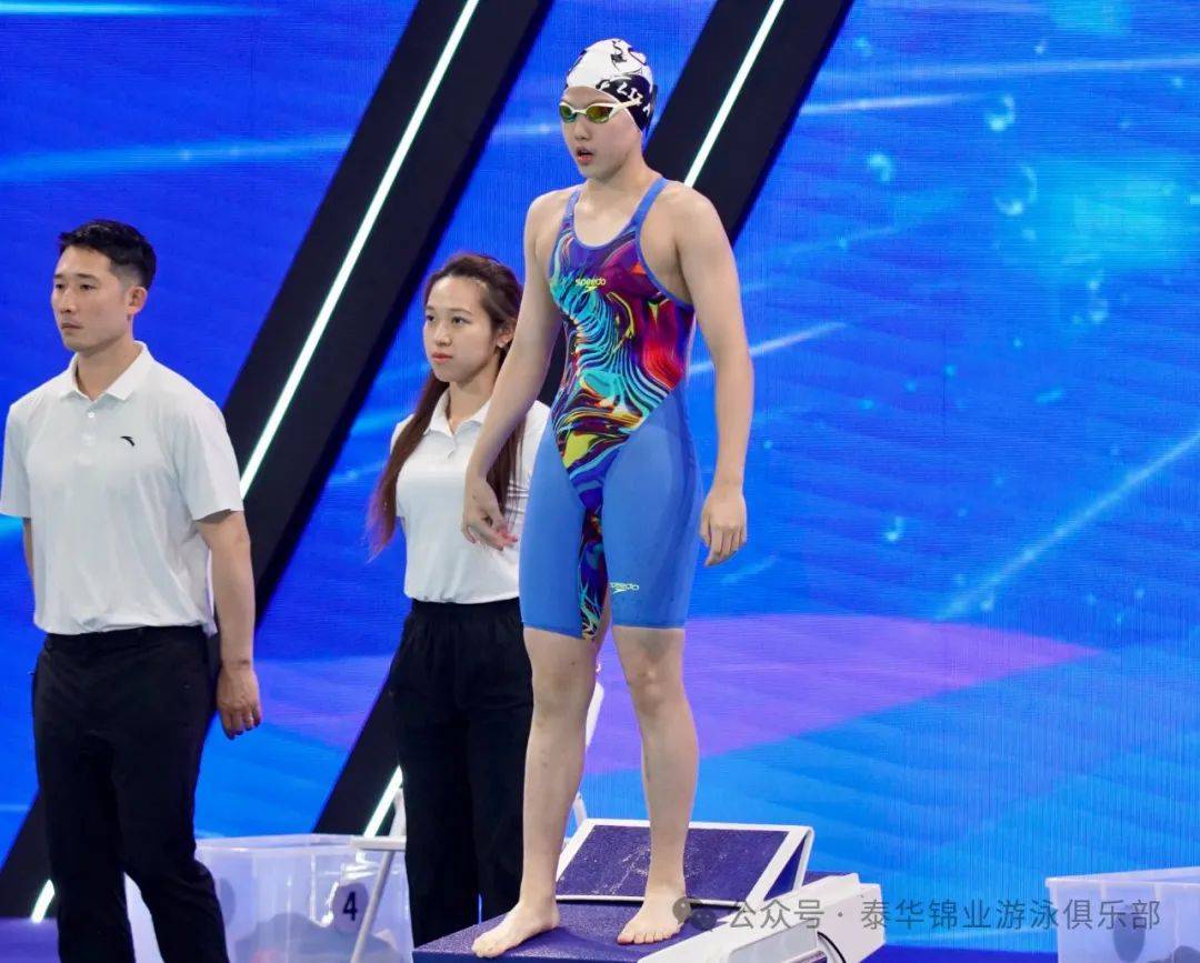 包含游泳选手突破个人最佳，刷新项目纪录夺冠的词条