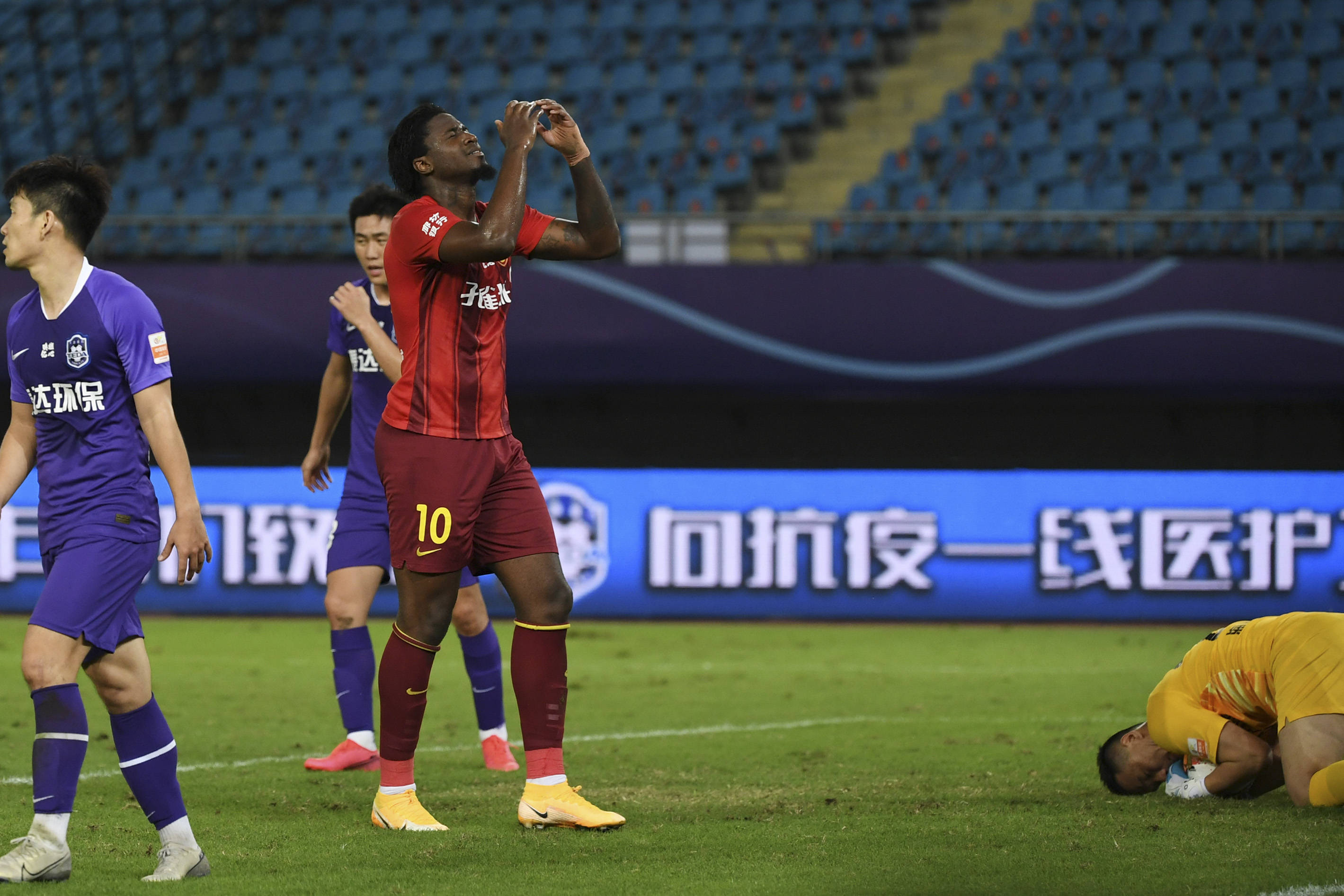 关于河北华夏幸福后防不稳定,教练组加强防守训练的信息 关于河北华夏幸福后防不稳定,教练组加强防守训练的信息