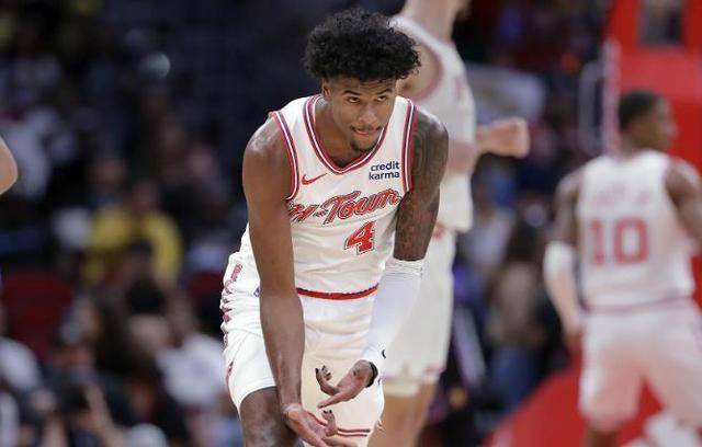 新秀表现出色,获得关注与赞誉 新秀表现出色,获得关注与赞誉