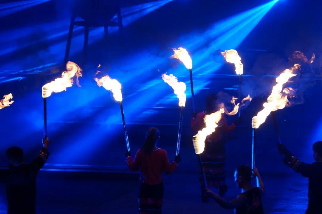 目不转睛!精彩比赛吸引着观众的眼球的简单介绍 目不转睛!精彩比赛吸引着观众的眼球的简单介绍