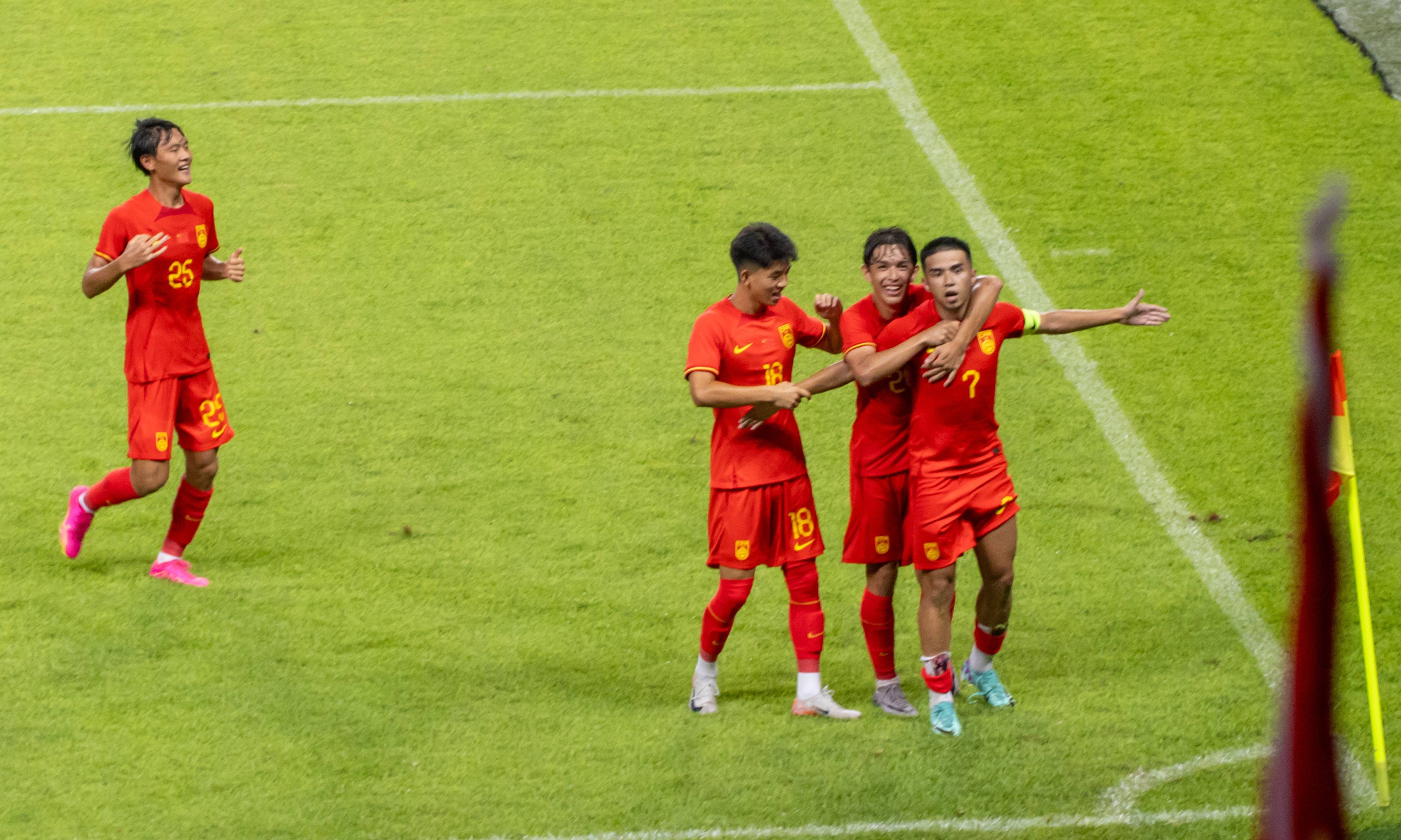 国内足球联赛中一场精彩比赛点燃热情