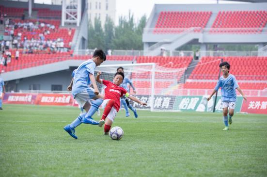 国内足球联赛中一场精彩比赛点燃热情