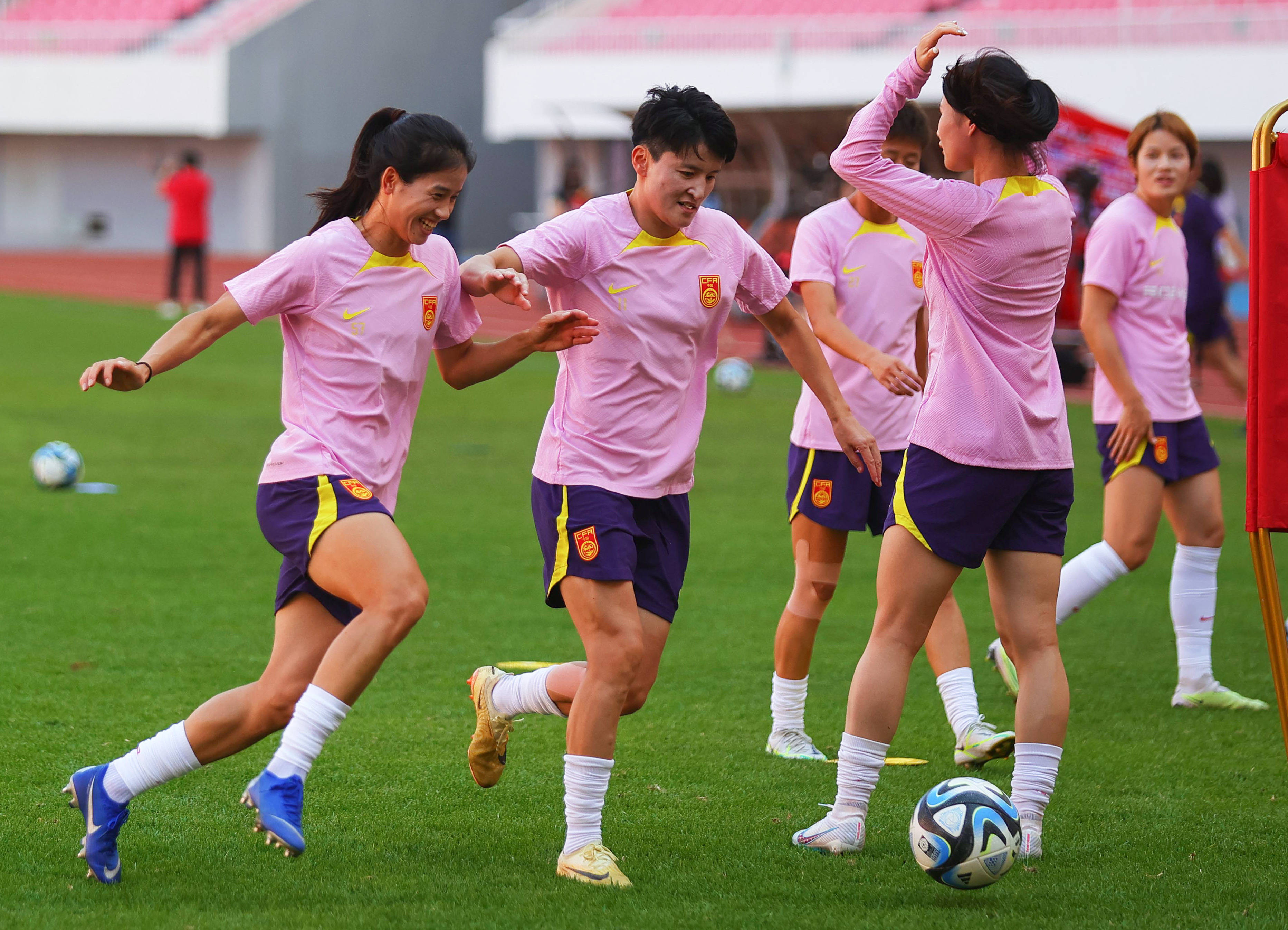 西班牙女足队员因膝伤退出比赛 西班牙女足队员因膝伤退出比赛