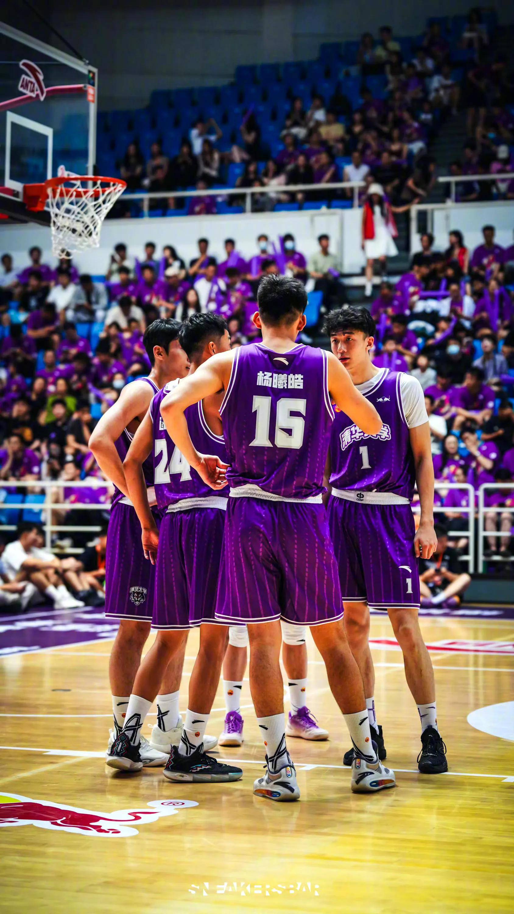 湖南队与福建队在赛场上展开搏斗 湖南队与福建队在赛场上展开搏斗