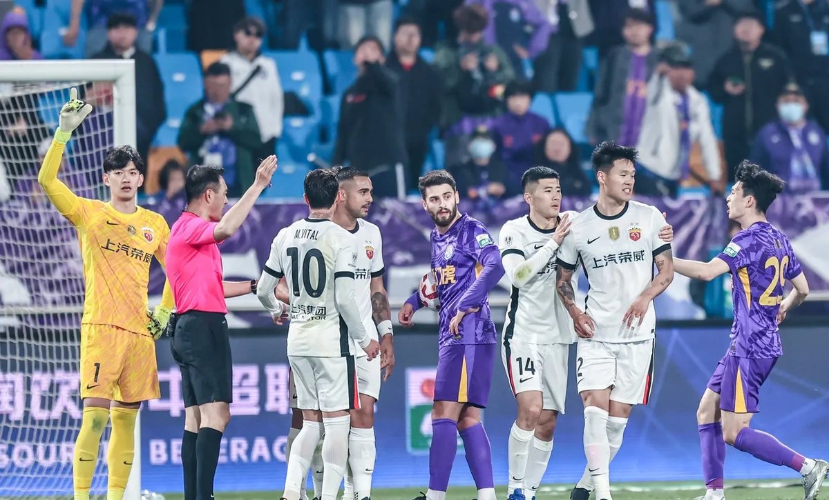 包含激烈角逐展现球队实力，胜负悬念让观众屏息的词条