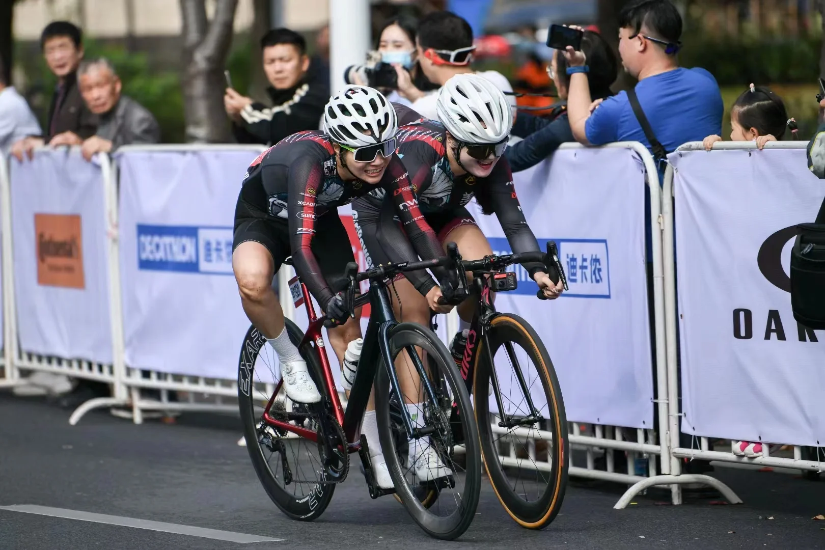 包含激烈角逐展现球队实力，胜负悬念让观众屏息的词条