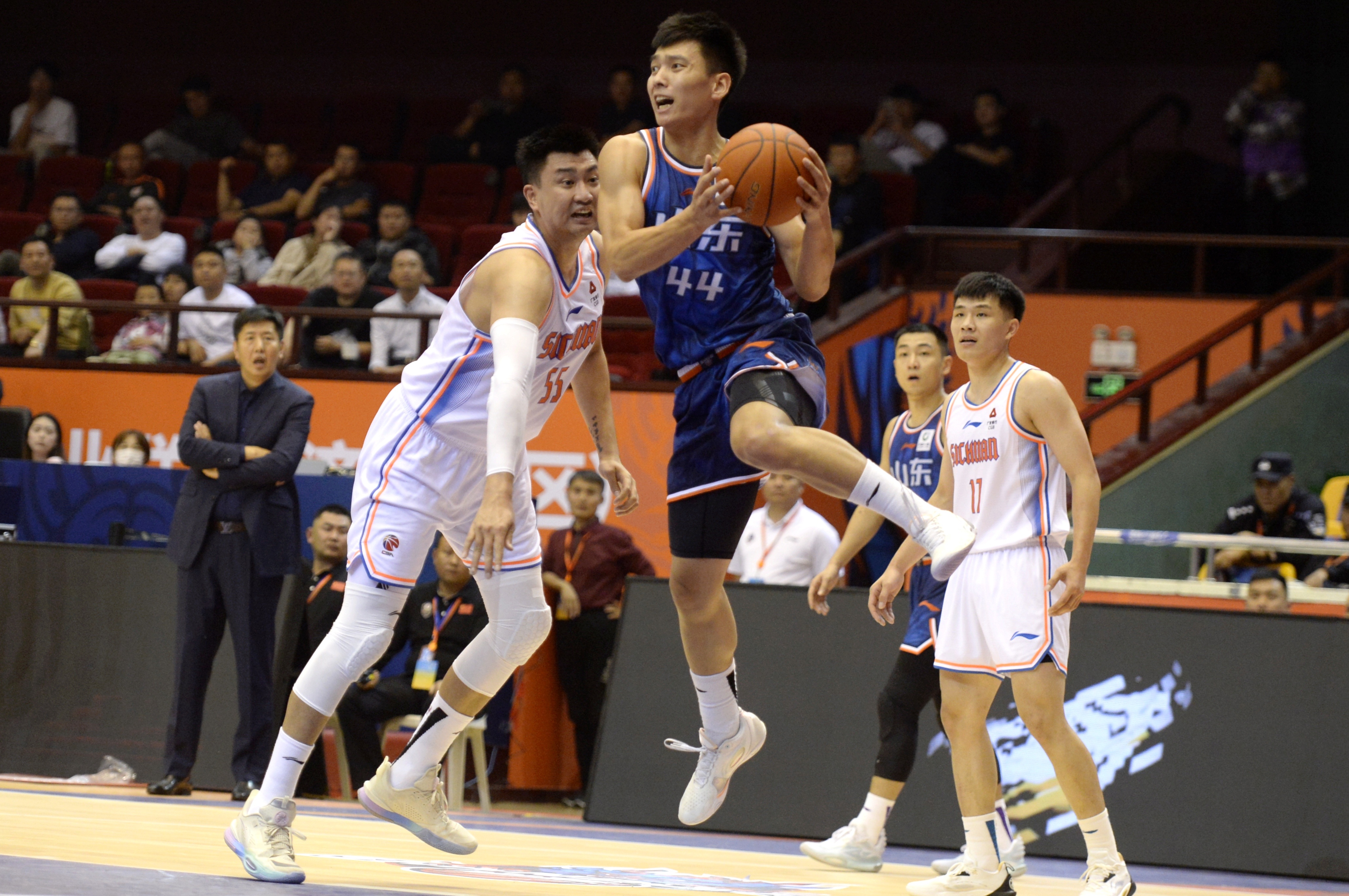 山东男篮在比赛中展现出勇敢和实力