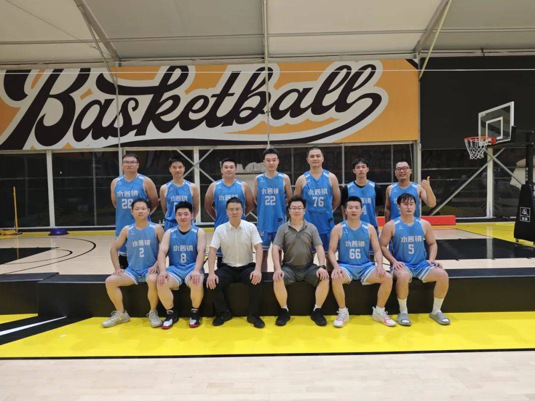 篮球球星的精湛技艺赢得观众掌声的简单介绍 篮球球星的精湛技艺赢得观众掌声的简单介绍