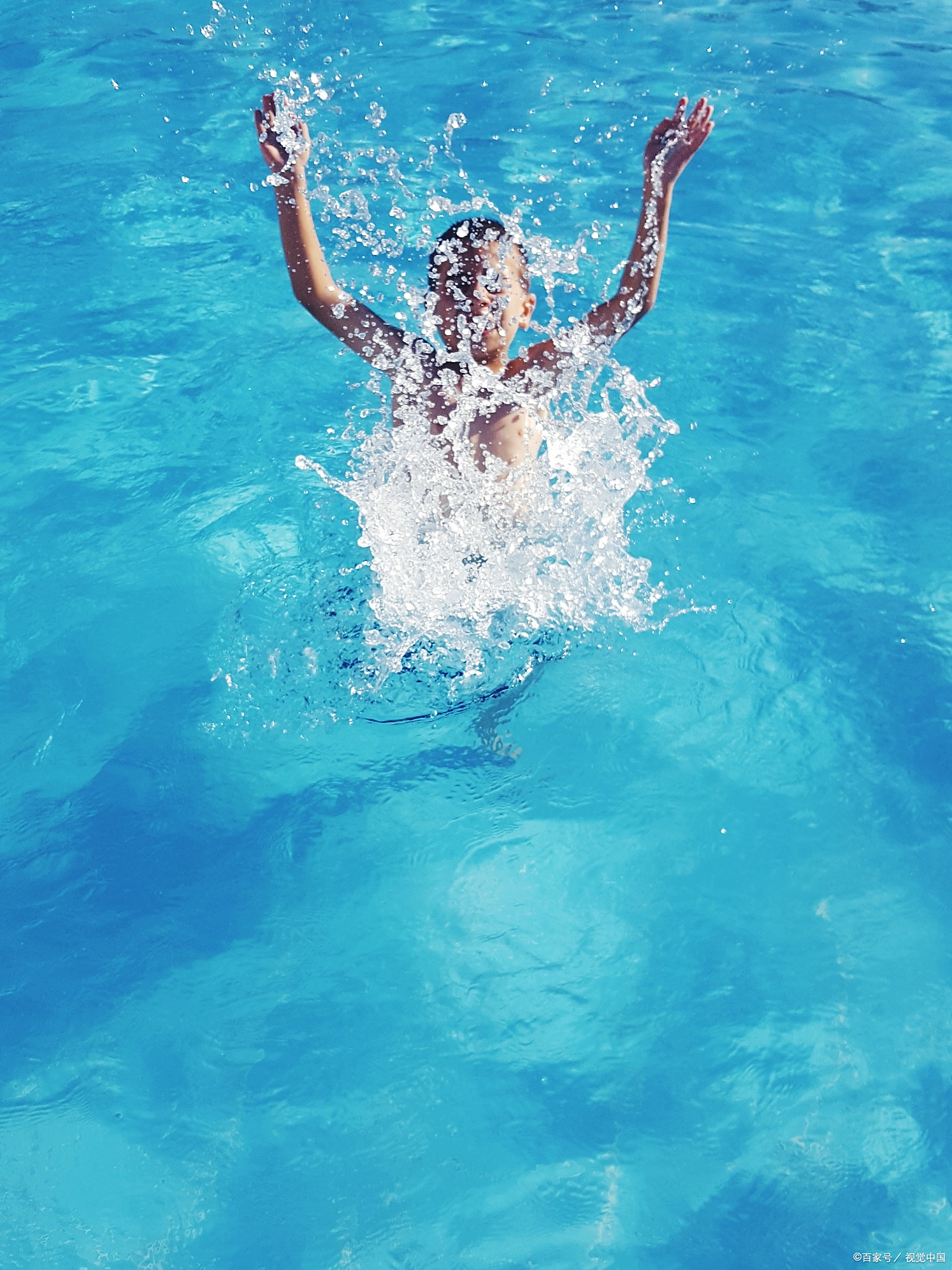 游泳项目水花飞溅，意大利选手夺得亚军