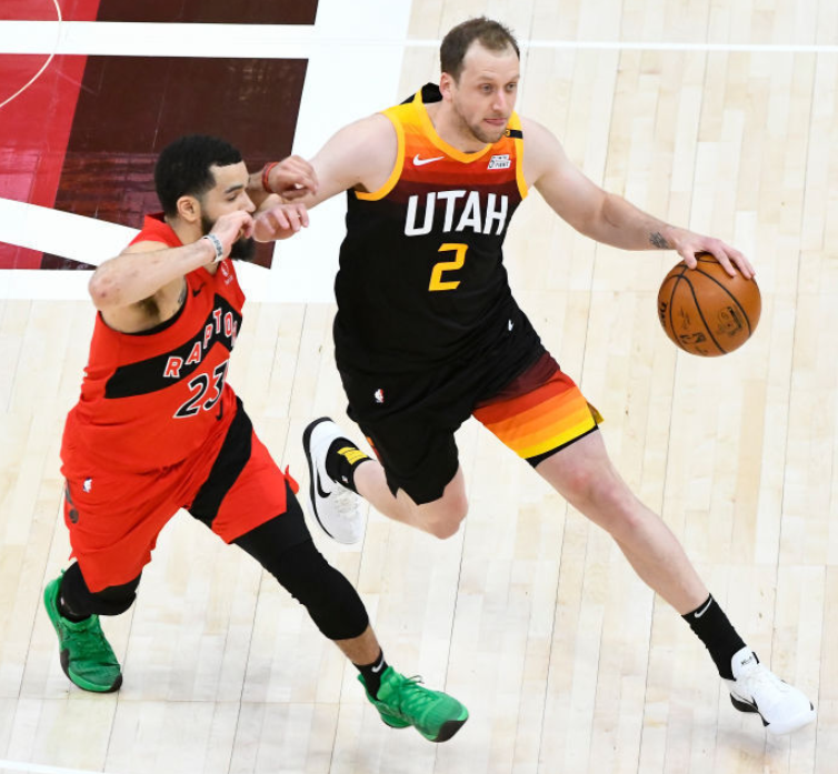 戈贝尔带队取胜，湖人一波带走猛龙